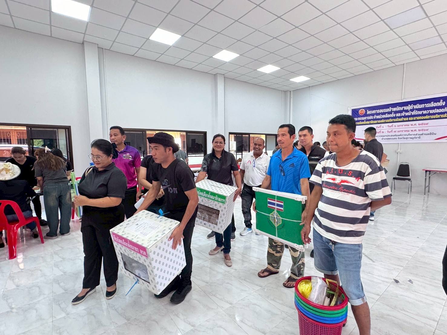 วันที่ 10 มกราคม 2569 
นายวิจารณ์ จุนทวิจิตร นายอำเภอพระแสง ตรวจเยี่ยม ให้กำลังใจเจ้าหน้าที่ในการเตรียมความพร้อมการเลือกตั้ง ส่งมอบ – รับมอบหีบบัตรเลือกตั้งพร้อมวัสดุอุปกรณ์การเลือกตั้งสมาชิกสภาองค์การบริหารส่วนตำบลและนายกองค์การบริหารส่วนตำบลอิปัน
 ณ ศูนย์ประสานงานการเลือกตั้งประจำองค์การบริหารส่วนตำบลอิปัน